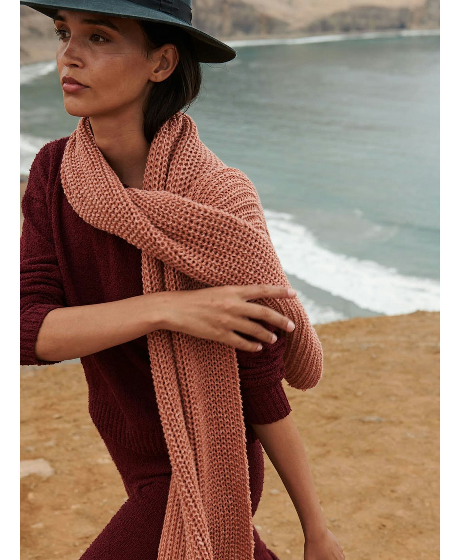 Lounge set: OLIVE sweater + LUCUMA pant in Red made by AYNI