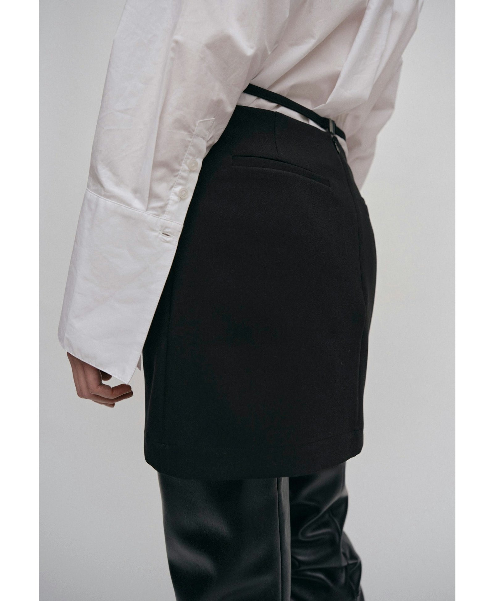 Drew Mini skirt - Black made by HERSKIND