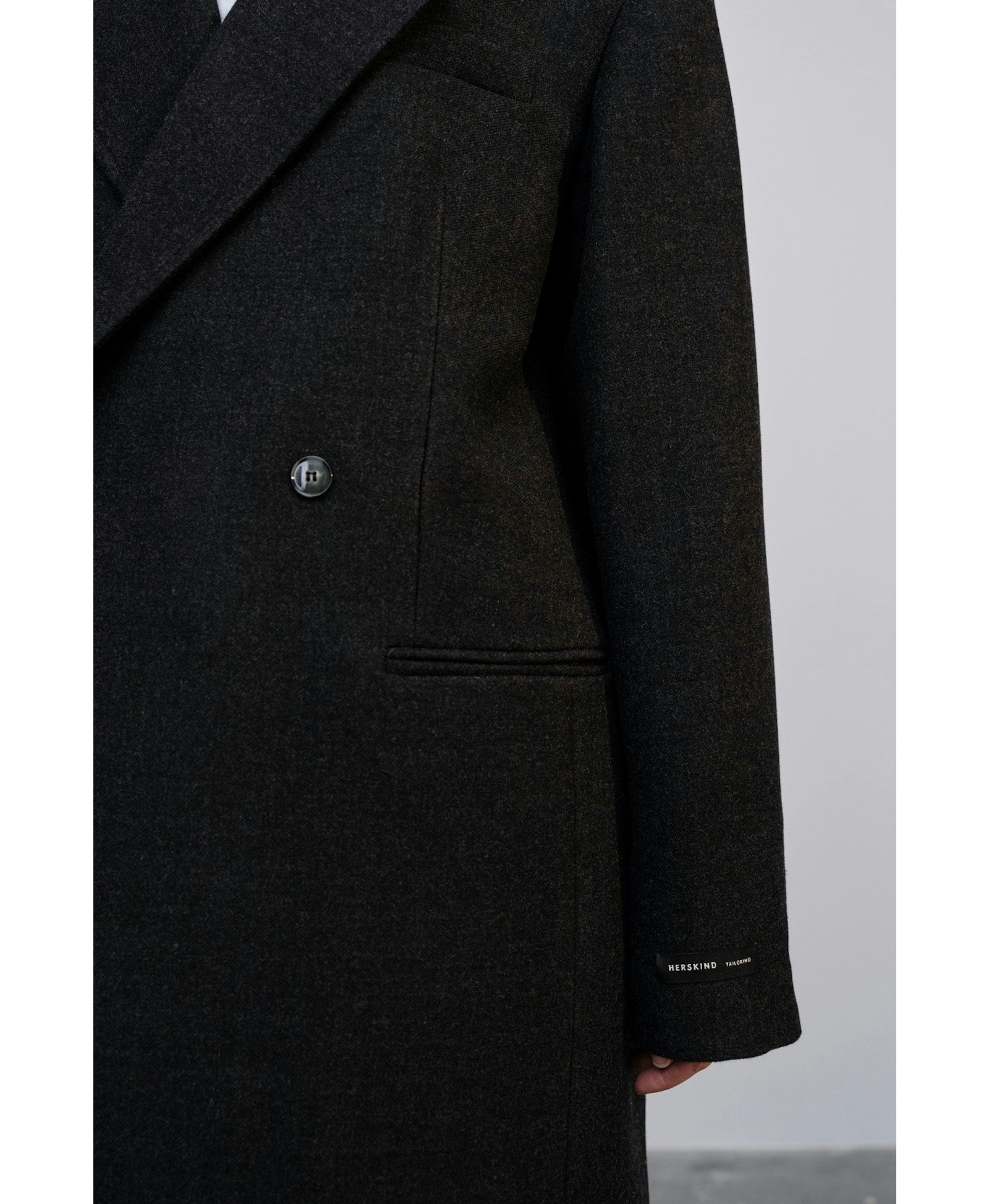 Louis Coat - Dark Grey made by HERSKIND