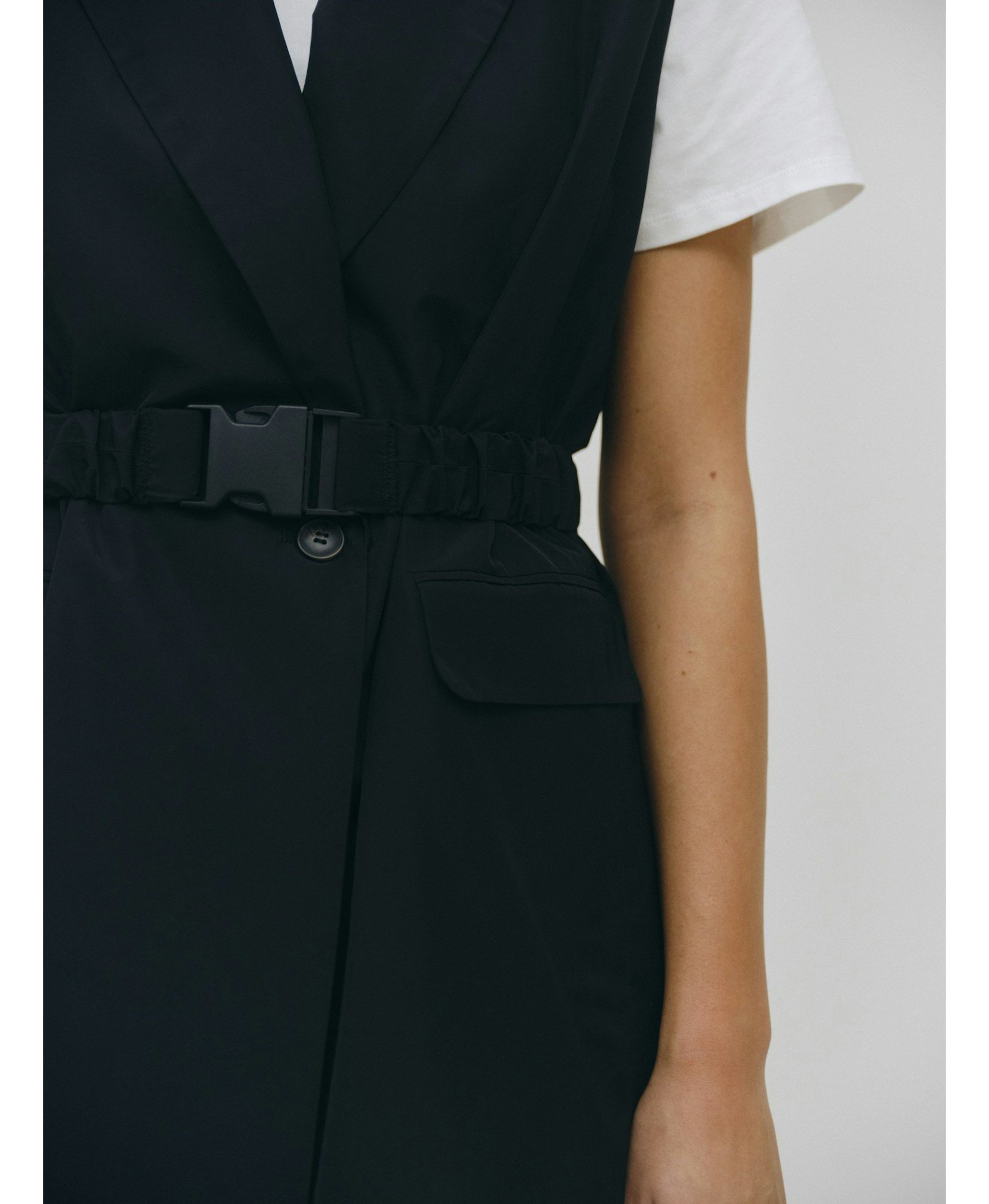 Phoebe Sleeveless Blazer - Black made by HERSKIND