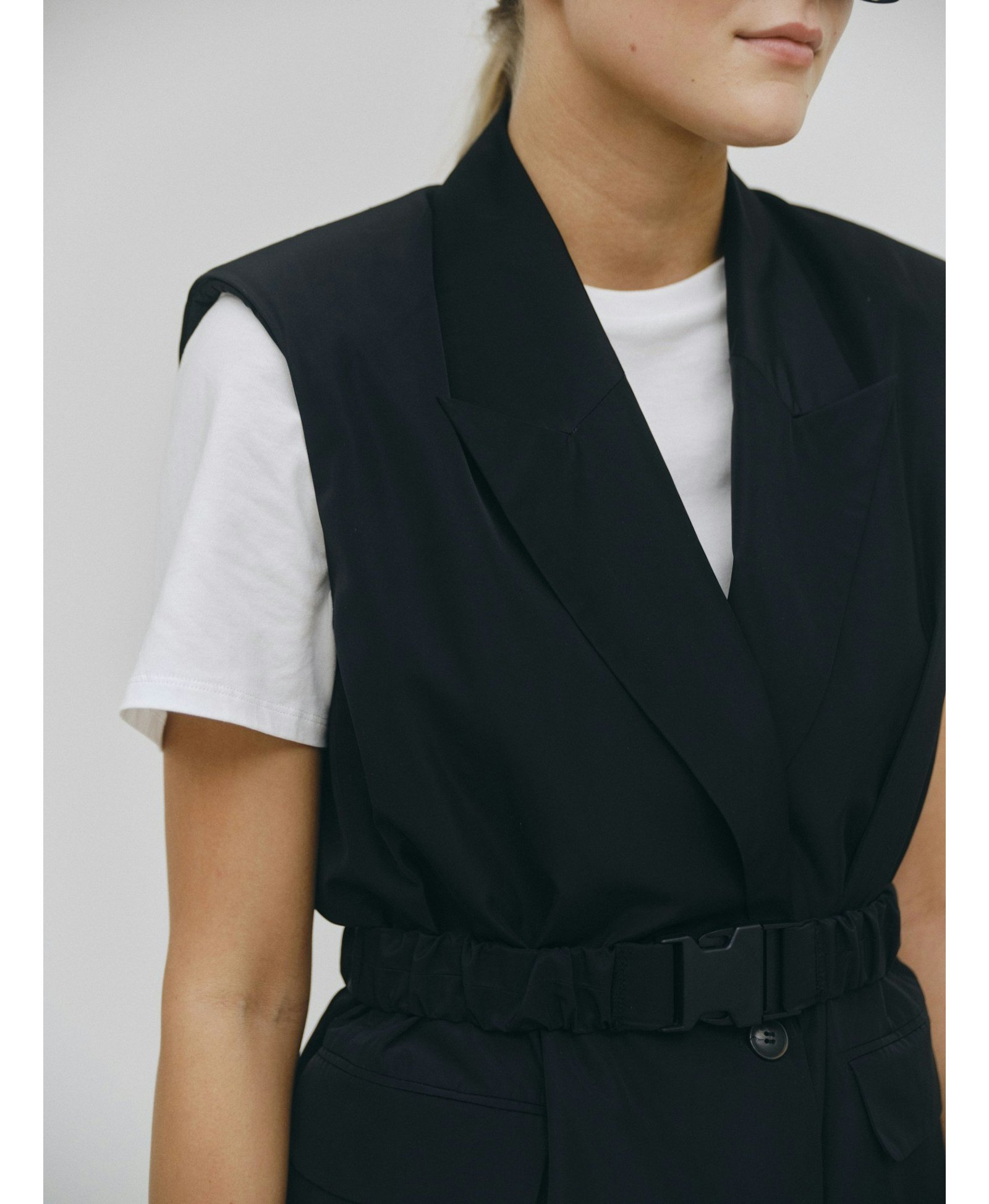 Phoebe Sleeveless Blazer - Black made by HERSKIND
