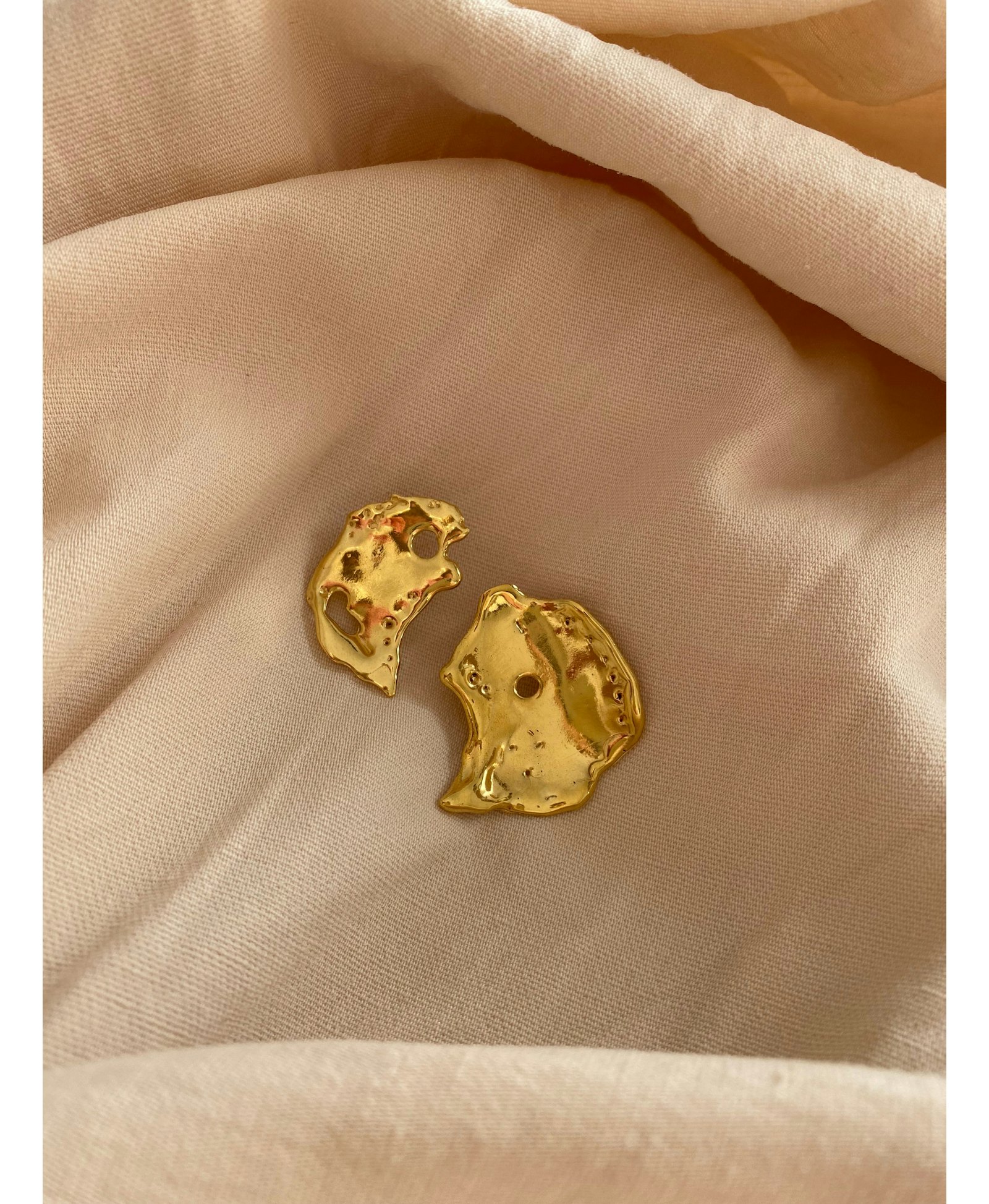 Talisman Moon Earrings Gold in Gold made by Eva Remenyi