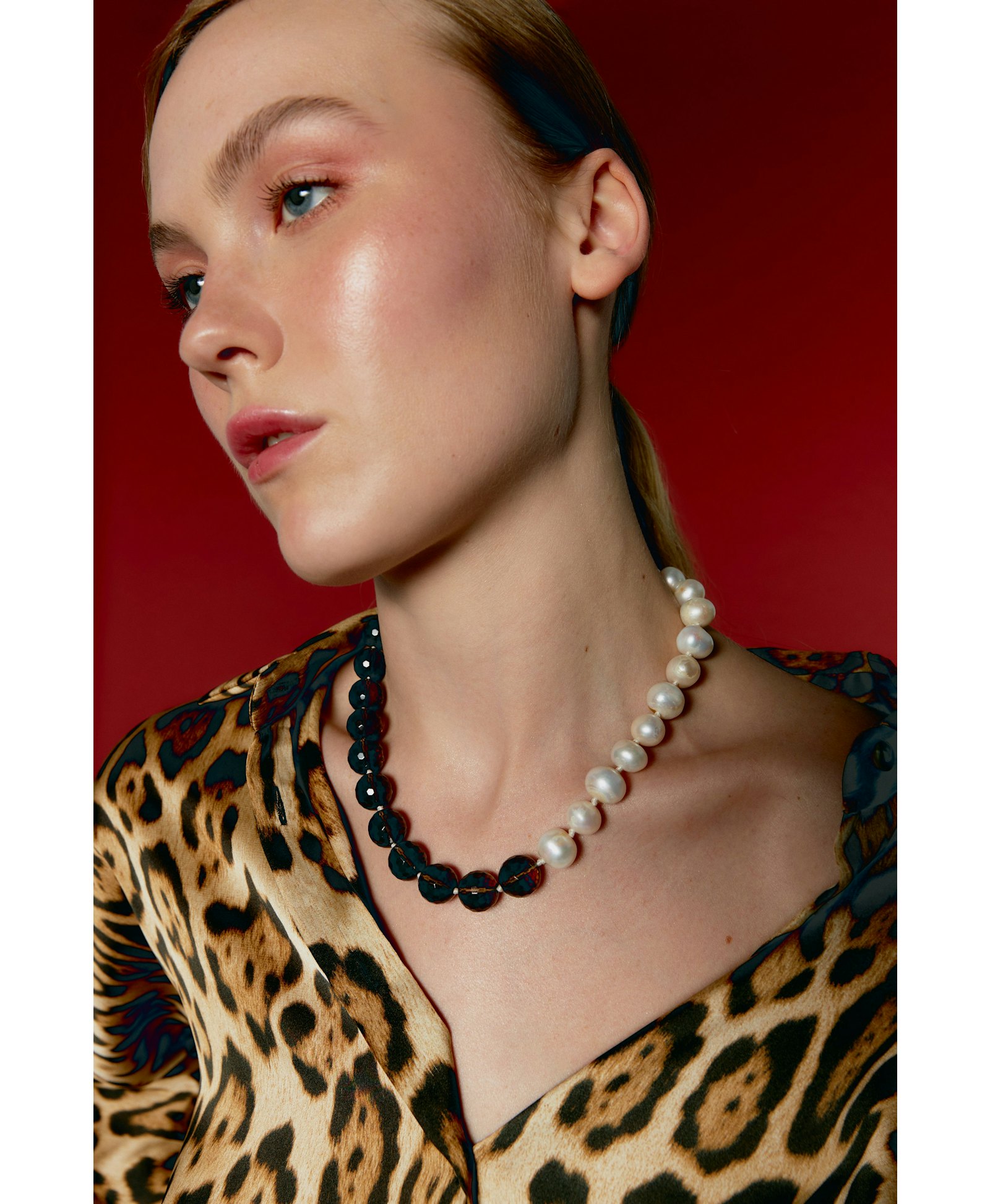 Nina necklace in natural pearls and quartz made by Phialebel