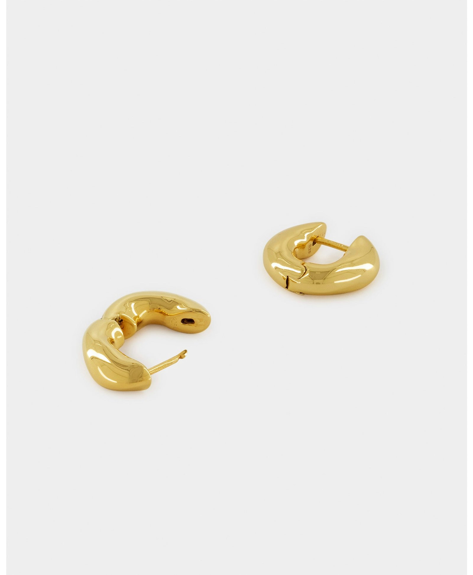 The Huggie Earrings - Gold made by ESSEN