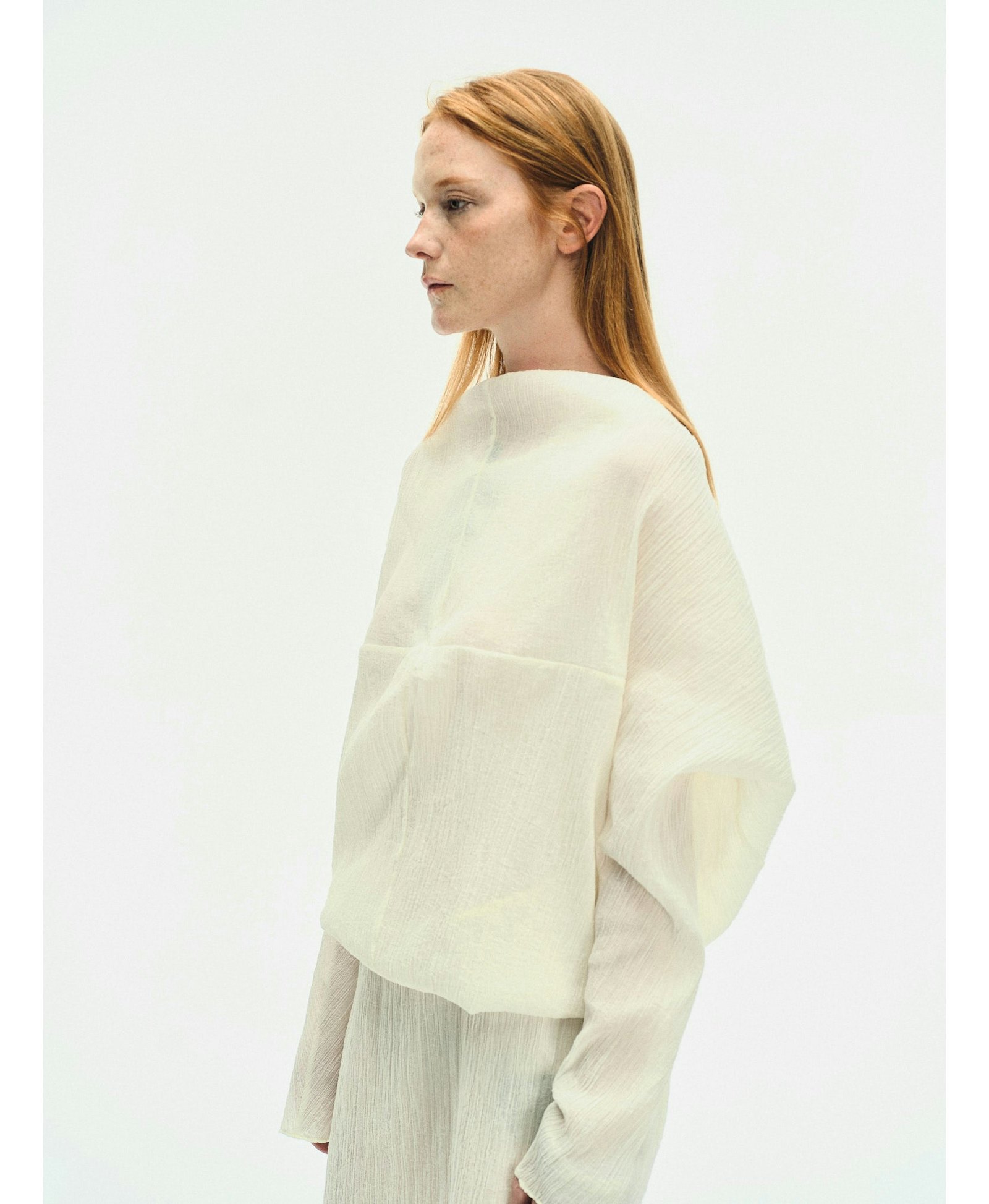 WHITE WRINKLE-TEXTURED REVERSIBLE TOP made by YIBRI