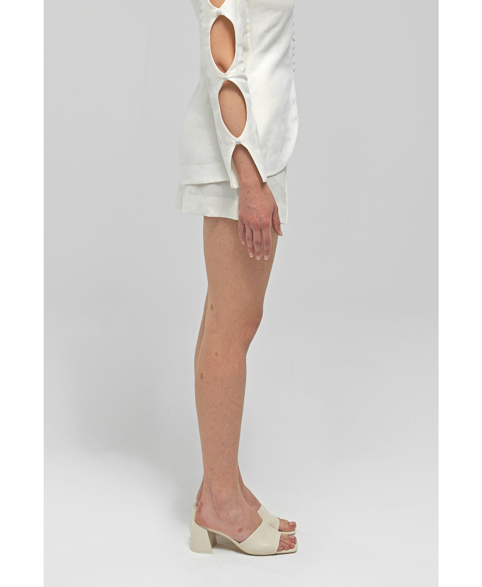 NEREUS White Short Linen Pants made by MAET
