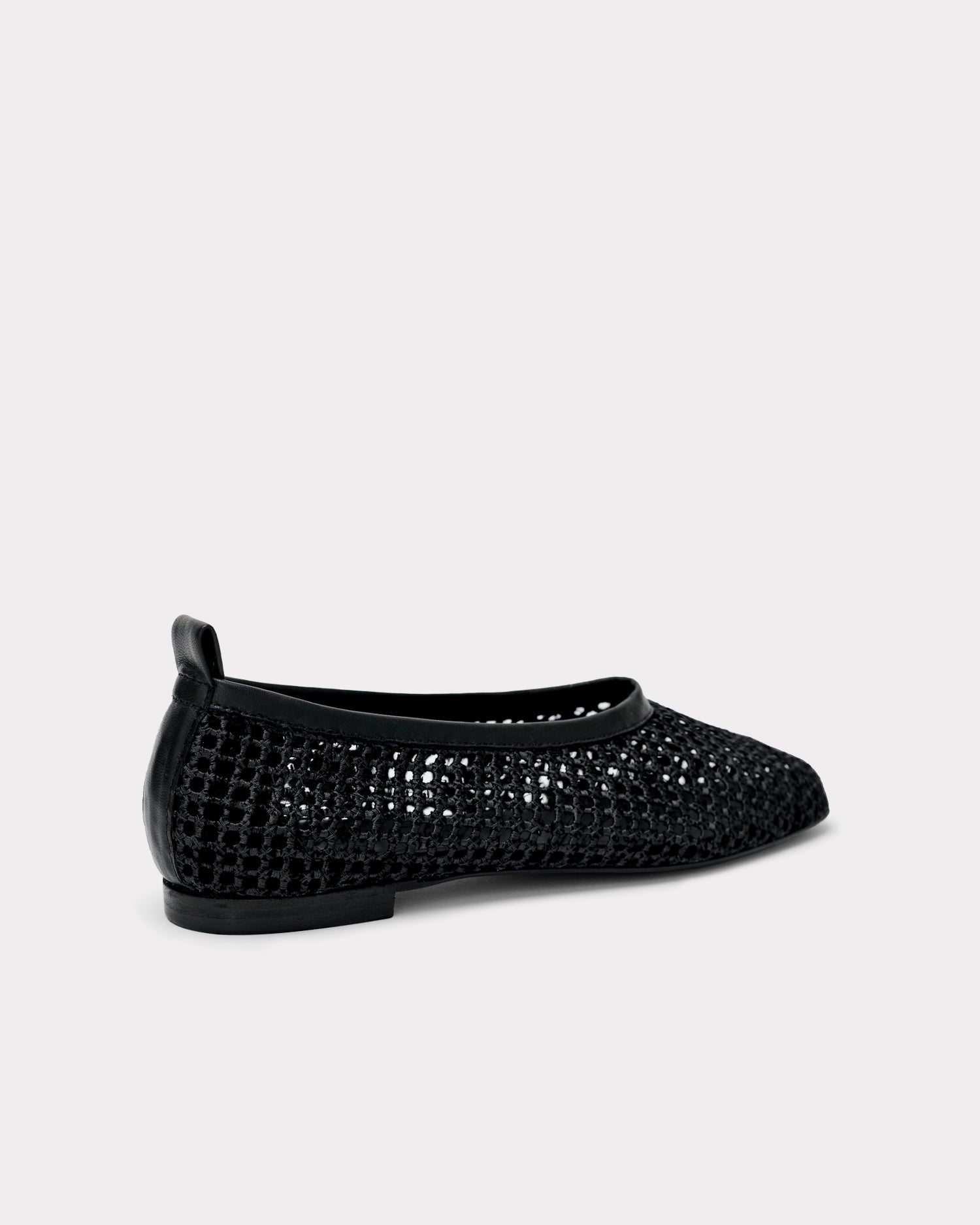 Shop Essen The Foundation Flat In Black